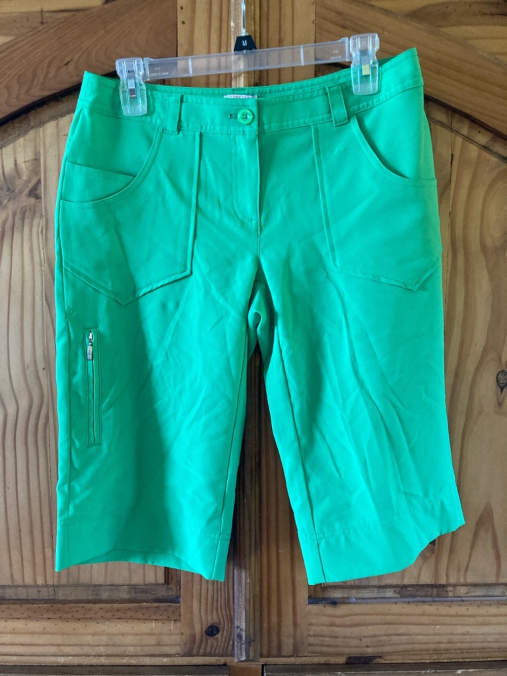 Women’s Izod XFG Stretch golf green flat front chino Bermuda shorts size 4